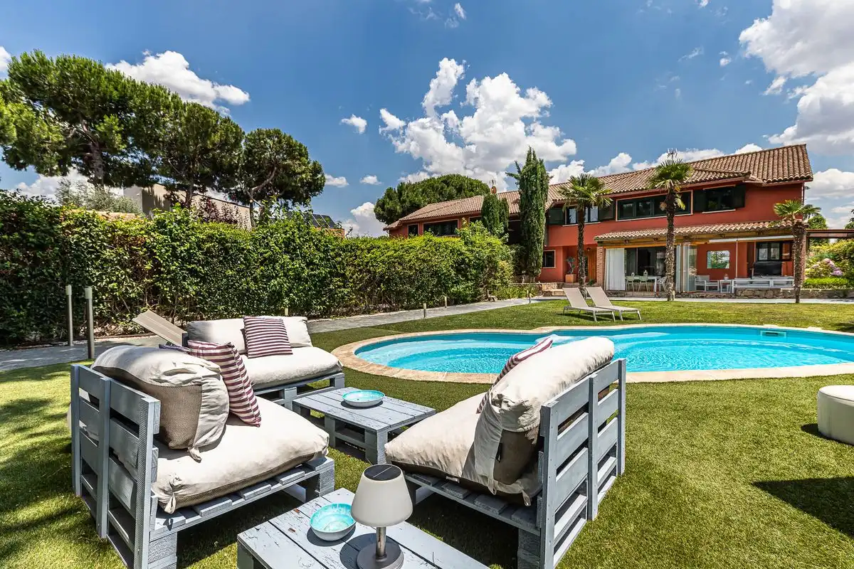 Terrasse von Einfamilien-Reihenhaus zum Verkauf in Boadilla del Monte mit Klimaanlage, Heizung und Privatgarten