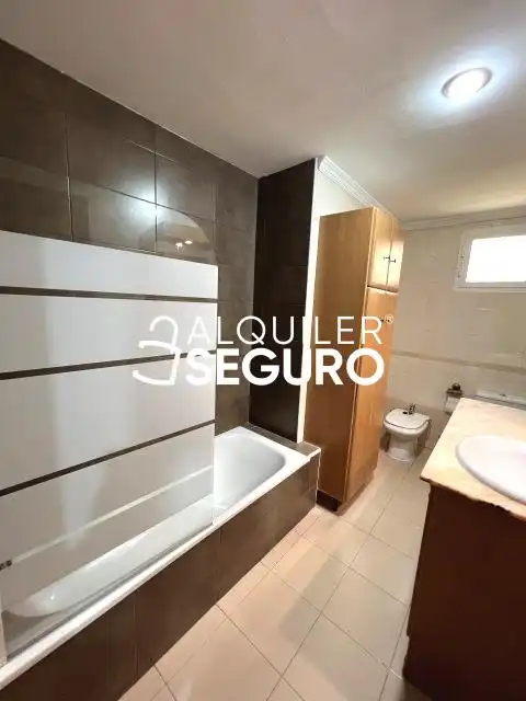Bathroom of Flat for rent in Aranjuez  with Air Conditioner, Heating and Furnished