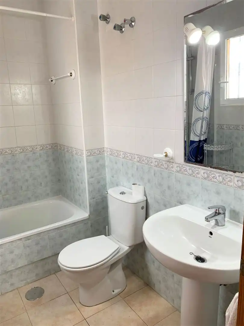 Baño de Apartamento de alquiler en Orihuela con Terraza y Piscina comunitaria