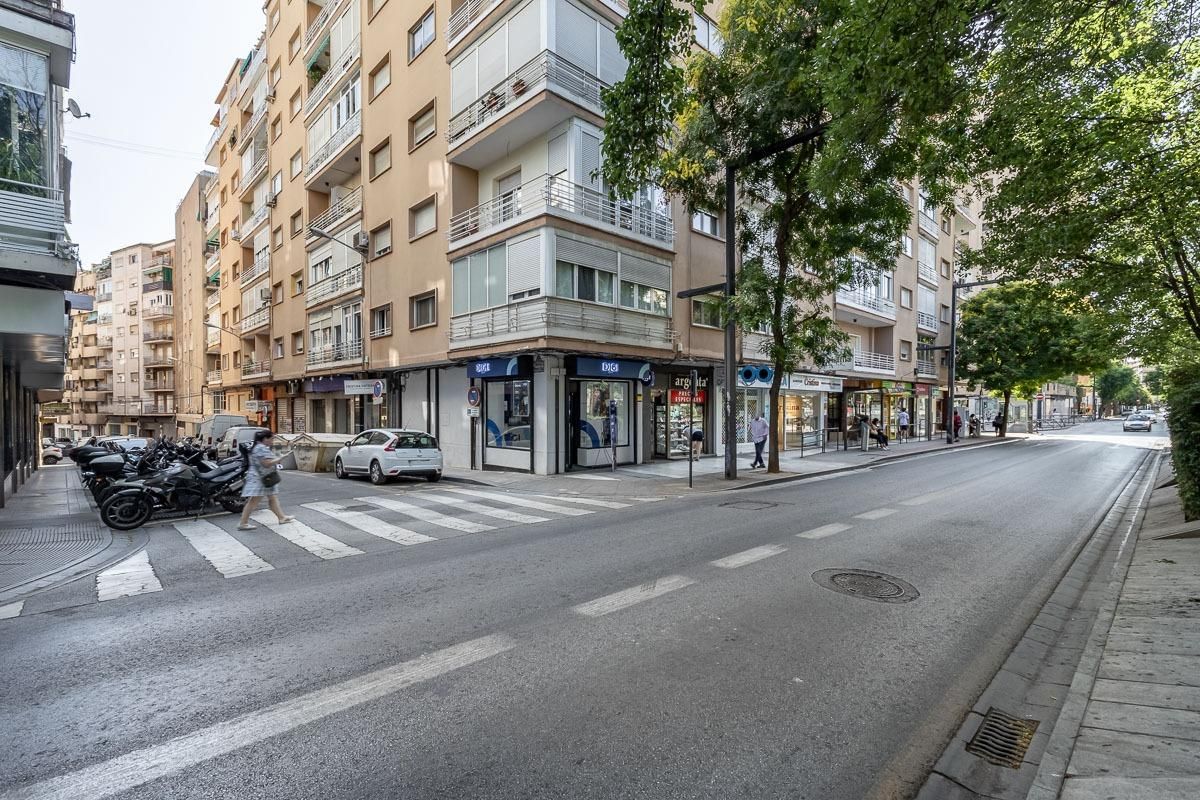 Exterior view of Premises for sale in  Granada Capital