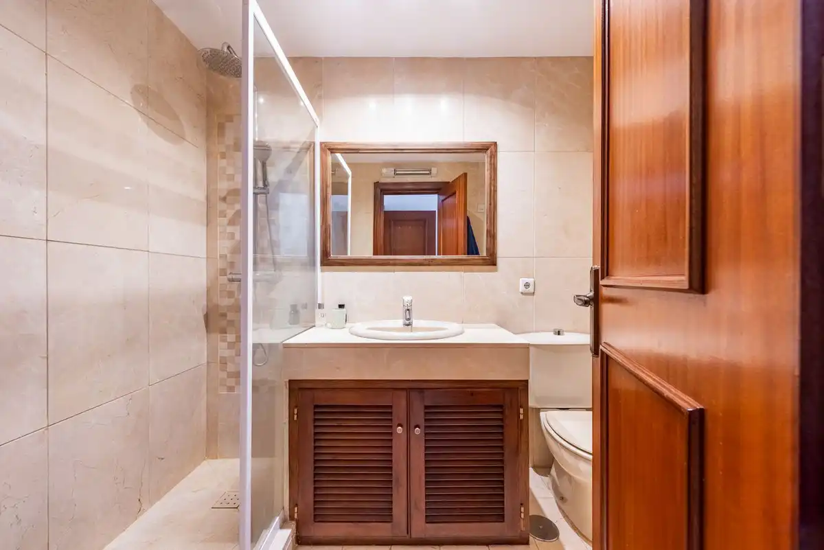 Badezimmer von Einfamilien-Reihenhaus zum Verkauf in Benahavís mit Klimaanlage, Heizung und Terrasse
