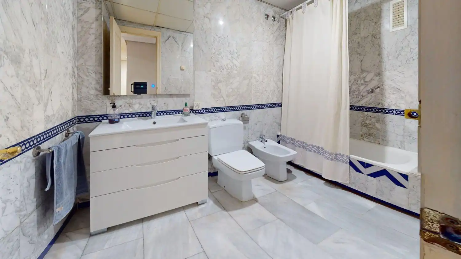 Badezimmer von Wohnung zum Verkauf in San Juan de Aznalfarache mit Klimaanlage, Heizung und Abstellraum
