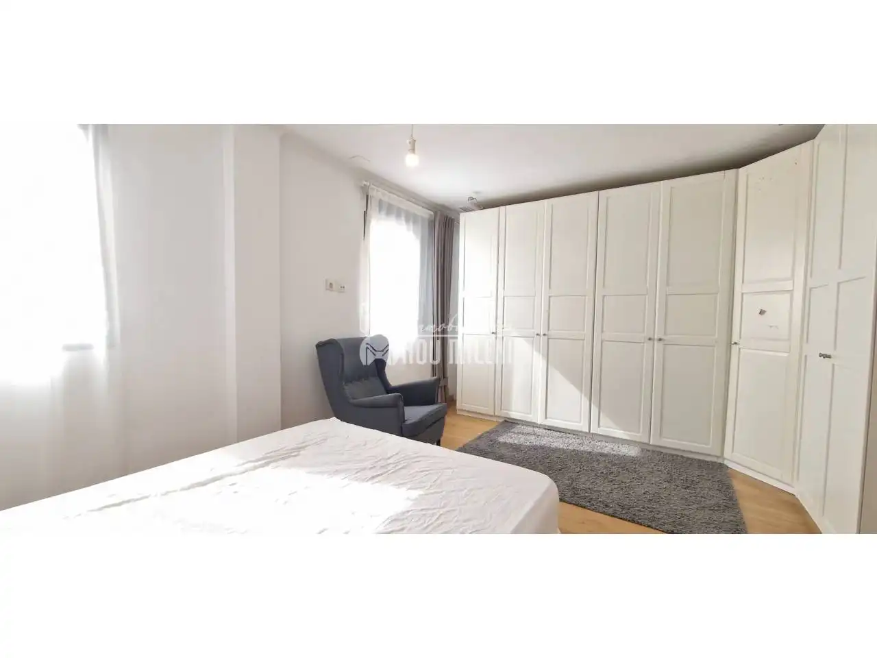Bedroom of Flat for rent in Silla  with Air Conditioner, Heating and Parquet flooring