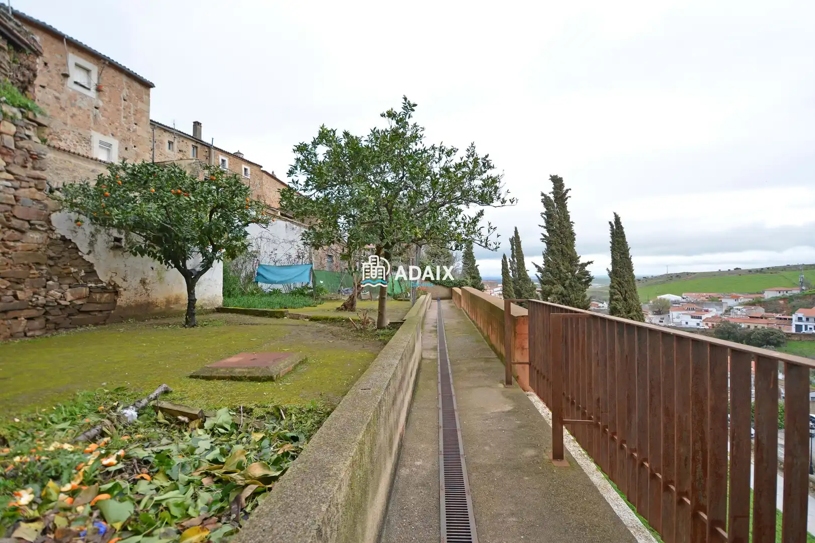 Adossat en venda a Calleja del Moral