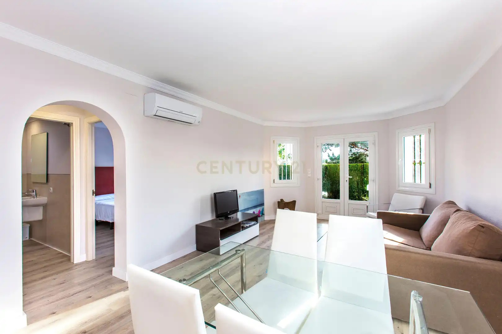 Wohnzimmer von Einfamilien-Reihenhaus zum Verkauf in Oliva mit Klimaanlage, Privatgarten und Ofen