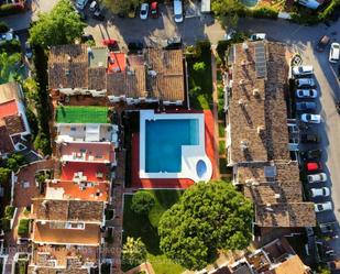 Vista exterior de Casa adosada en venda en Marbella amb Aire condicionat i Terrassa