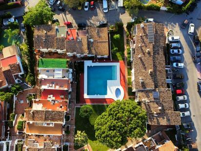 Vista exterior de Casa adosada en venda en Marbella amb Aire condicionat i Terrassa