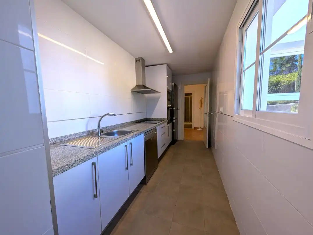 Cuina de Apartament de lloguer en La Alcaidesa amb Aire condicionat, Calefacció i Jardí privat