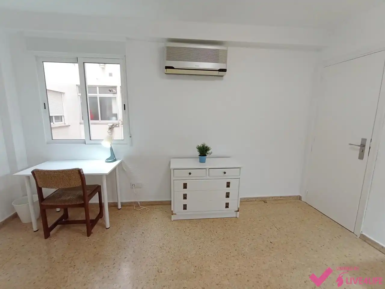 Habitación de Piso de alquiler en Burjassot con Aire acondicionado, Terraza y Amueblado