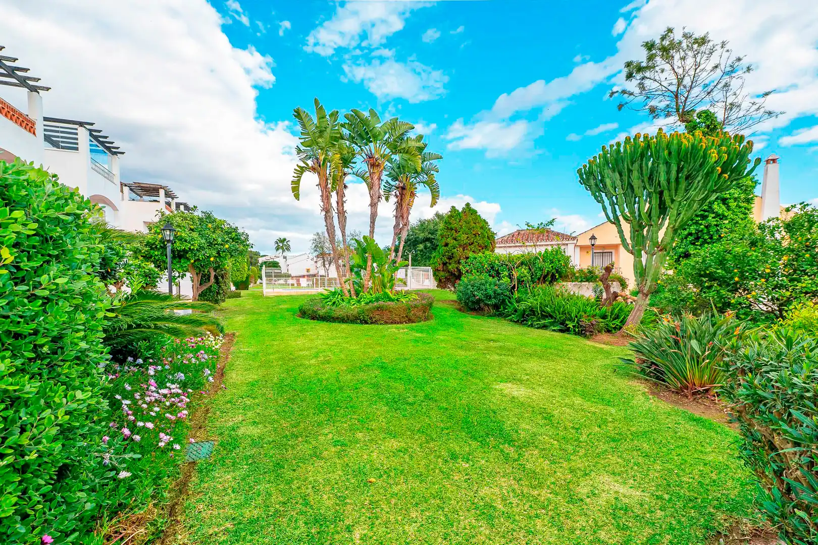 Garten von Einfamilien-Reihenhaus zum Verkauf in Marbella mit Klimaanlage, Heizung und Terrasse