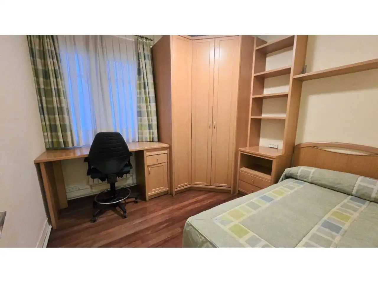 Dormitori de Apartament en venda en  Logroño amb Calefacció, Parquet i Terrassa