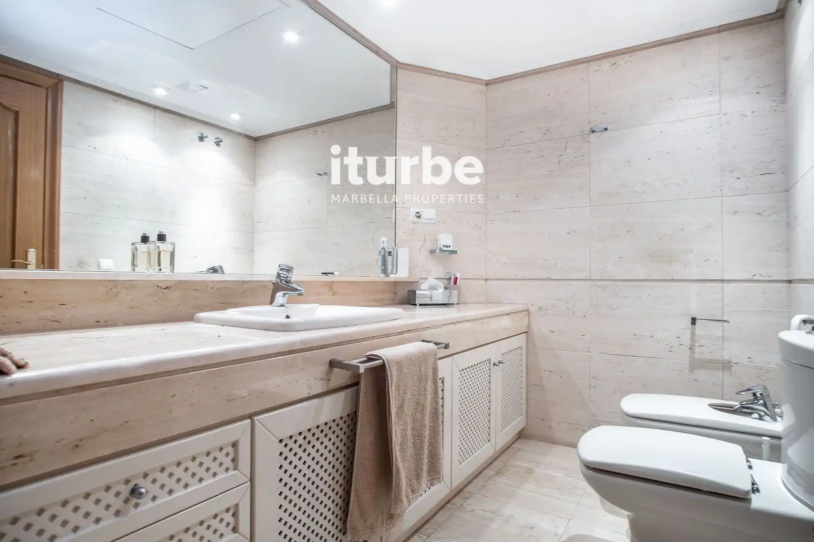 Bathroom of Flat for rent in Marbella  with Air Conditioner, Terrace and Swimming Pool