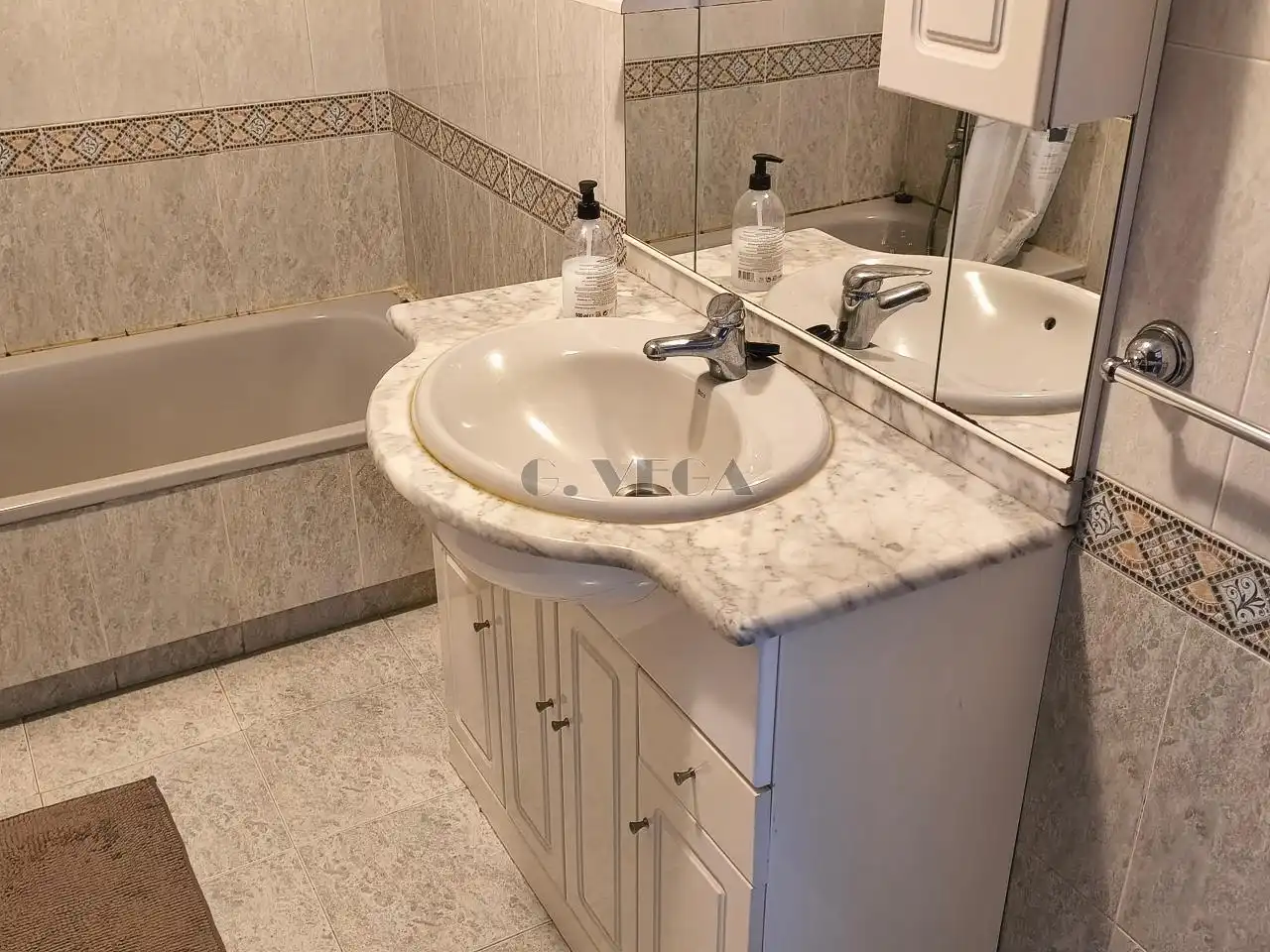 Bathroom of Apartments for rent in Vigo   with Heating and Parquet flooring