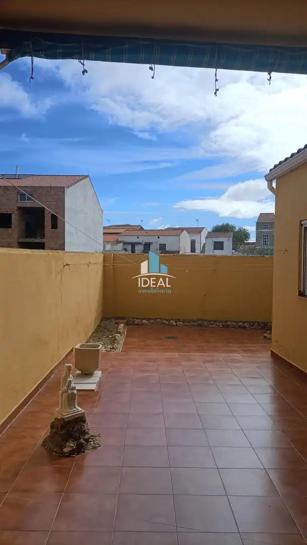 Vista exterior de Casa o xalet en venda en La Haba  amb Aire condicionat, Traster i Moblat