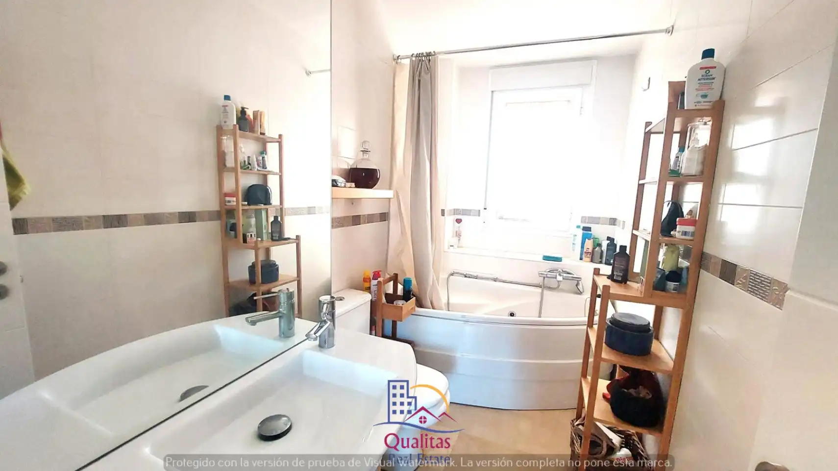Badezimmer von Dachboden zur Miete in Oliva mit Klimaanlage, Heizung und Privatgarten