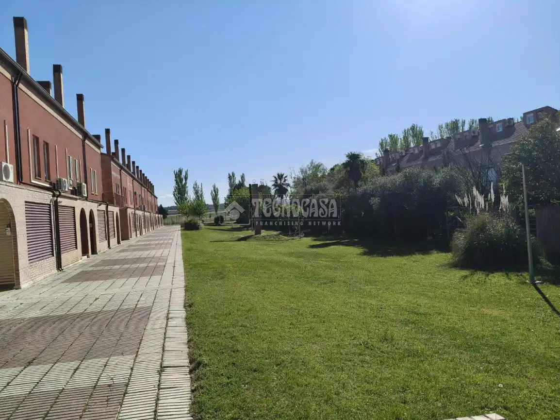 Casa adosada en venta en Zaragoza con Piscina comunitaria