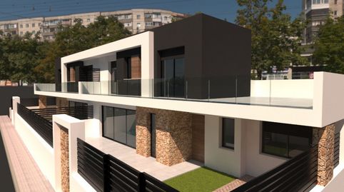 Aproveche la oportunidad de crear la casa de sus sueños en el pintoresco entorno de Los Montesinos, Alicante. Este terreno privile