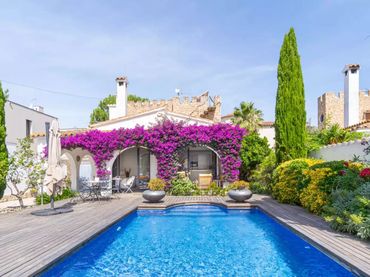 House with pool for sale in PENI 153