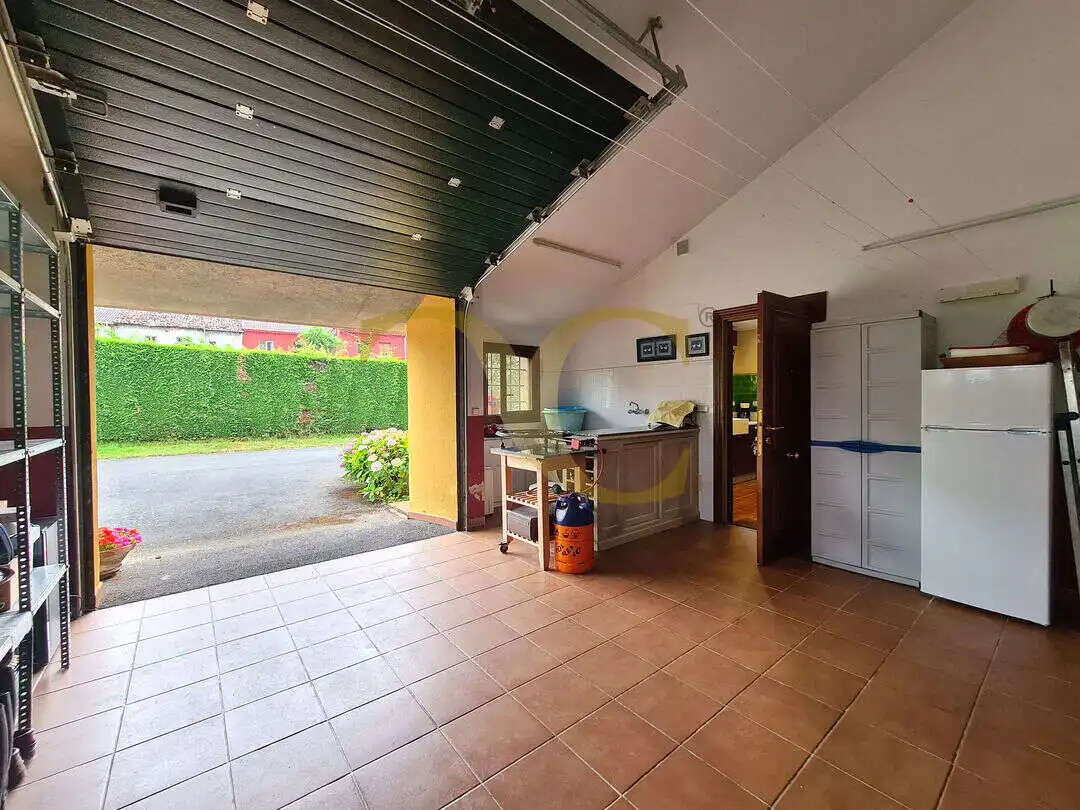 Aparcament de Casa o xalet en venda en Oviedo  amb Calefacció, Jardí privat i Terrassa