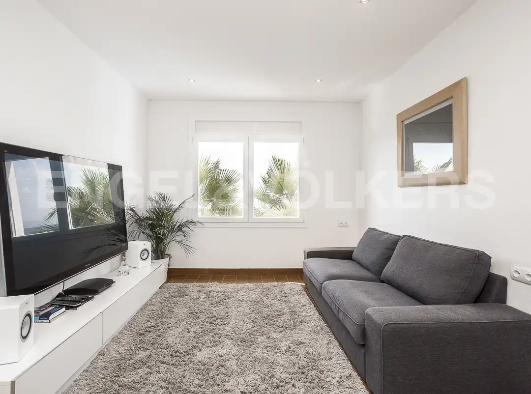 Sala d'estar de Casa o xalet en venda en Vilanova i la Geltrú amb Calefacció, Jardí privat i Piscina