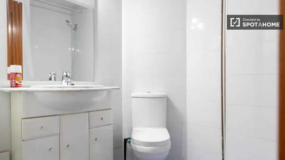 Bathroom of Flat for rent in Madrid  with Air Conditioner, Heating and Furnished