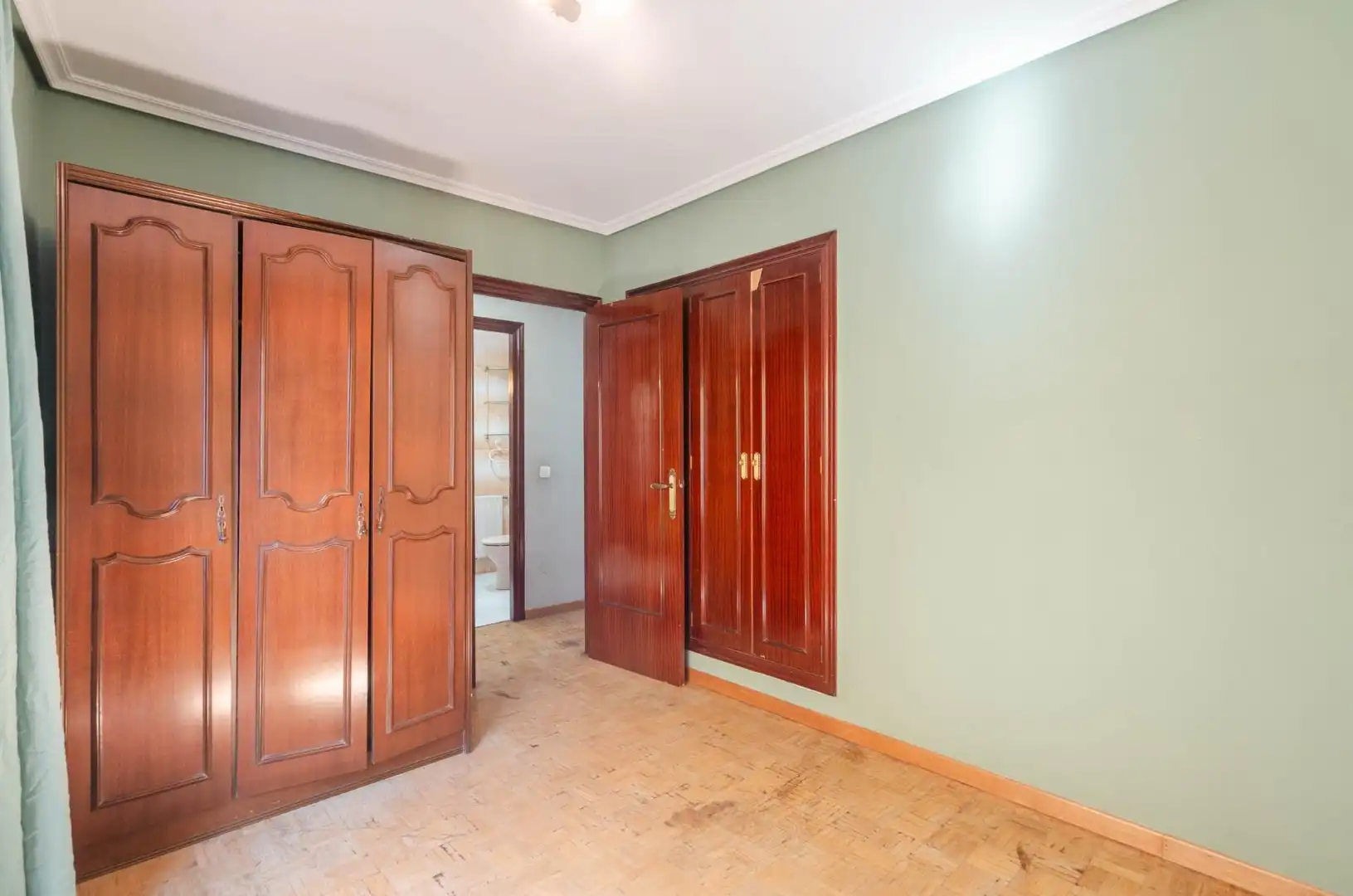 Dormitori de Apartament en venda en Oviedo  amb Calefacció, Terrassa i Balcó