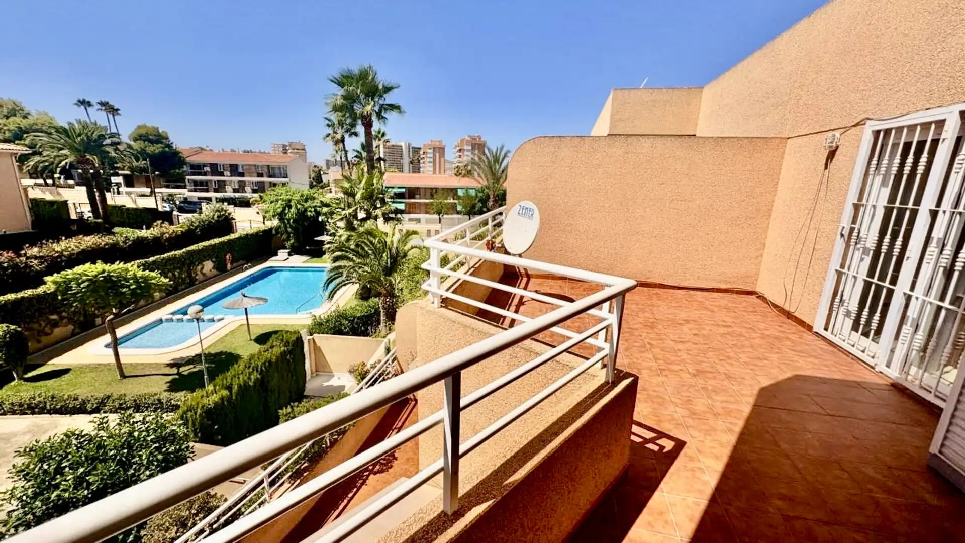 Jardí de Casa adosada en venda en Alicante / Alacant amb Aire condicionat, Jardí privat i Terrassa