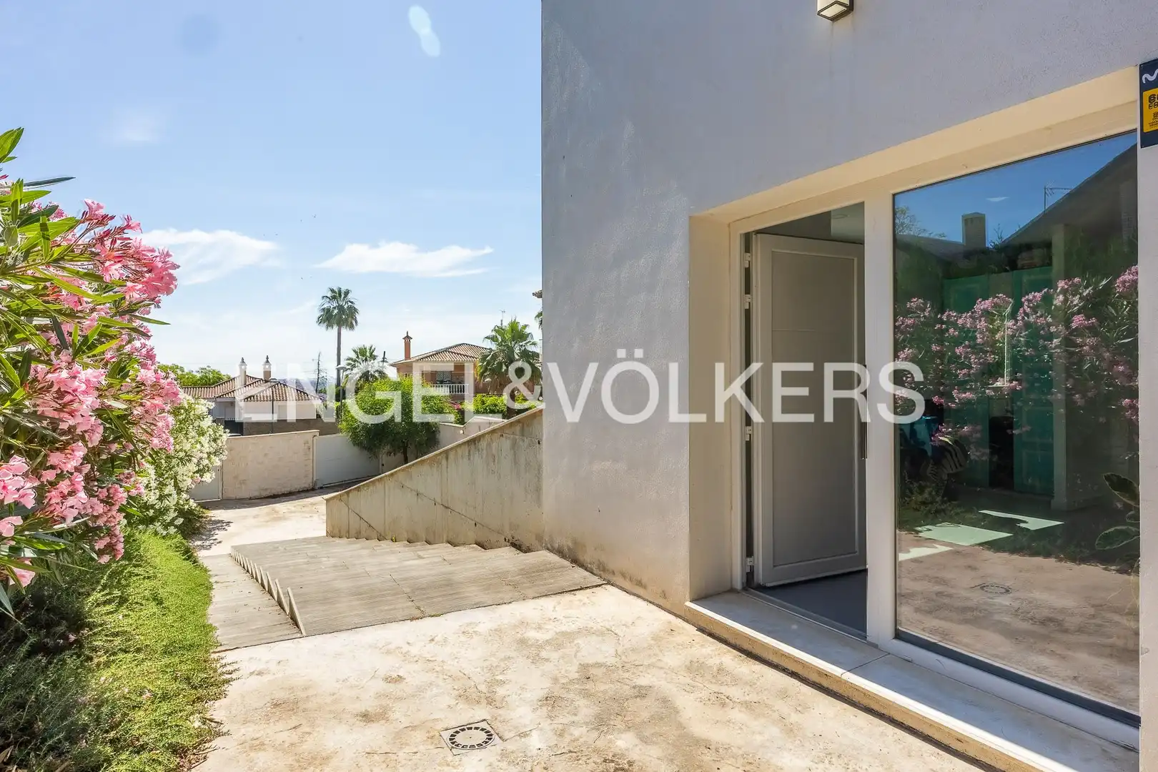 Vista exterior de Casa o xalet en venda en Tomares amb Aire condicionat, Calefacció i Jardí privat