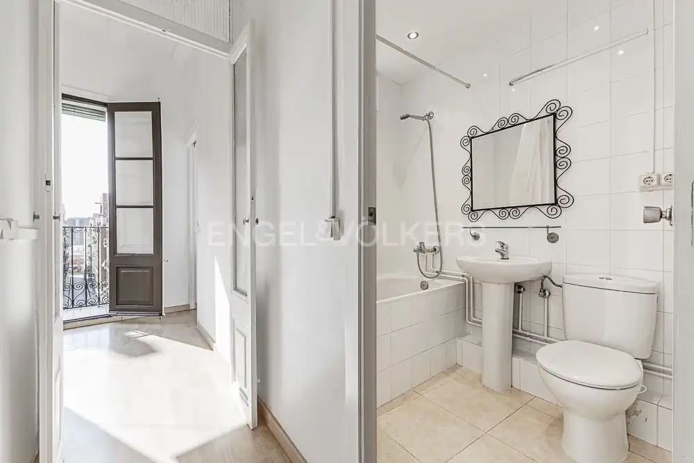 Badezimmer von Wohnung zur Miete in Barcelona mit Heizung, Parkett und Möbliert