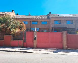 Vista exterior de Casa adosada en venda en Torrelodones amb Calefacció, Jardí privat i Parquet