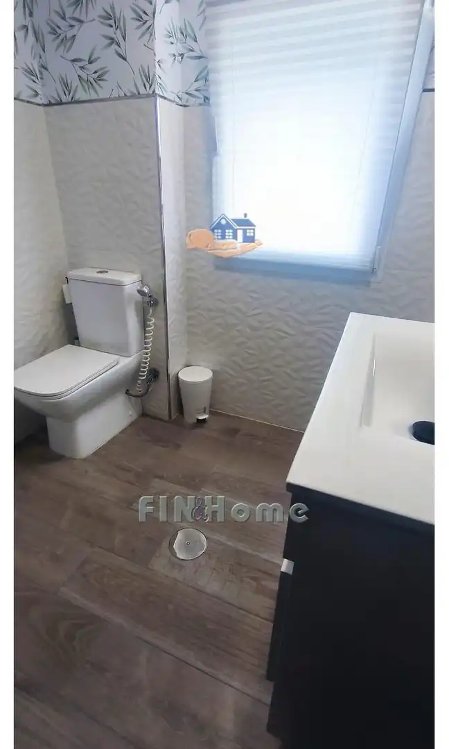 Bathroom of Flat for sale in Sevilla  with Air Conditioner, Heating and Furnished