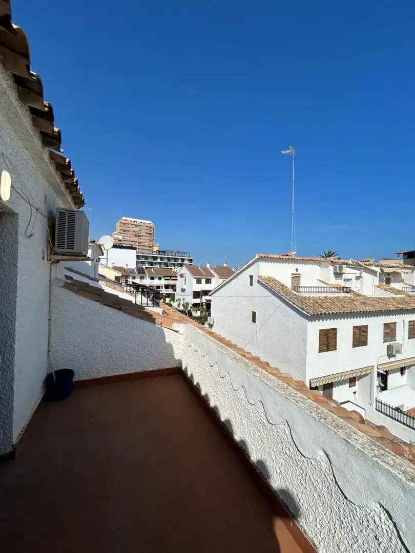 Vista exterior de Casa o chalet de alquiler en La Pobla de Farnals con Aire acondicionado, Terraza y Piscina
