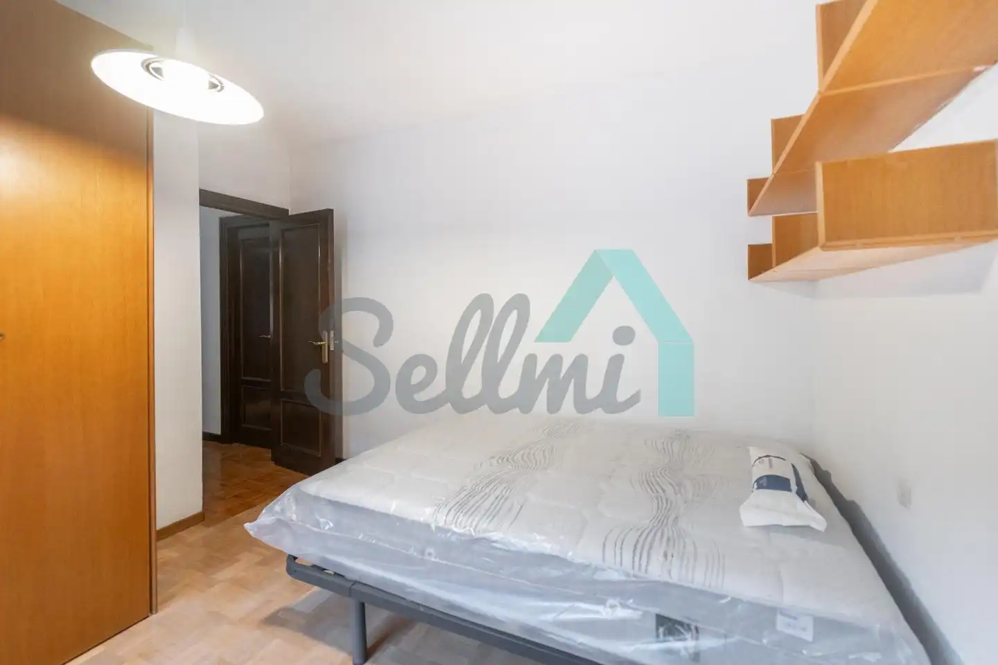 Bedroom of Flat for share in Oviedo   with Heating, Parquet flooring and Furnished