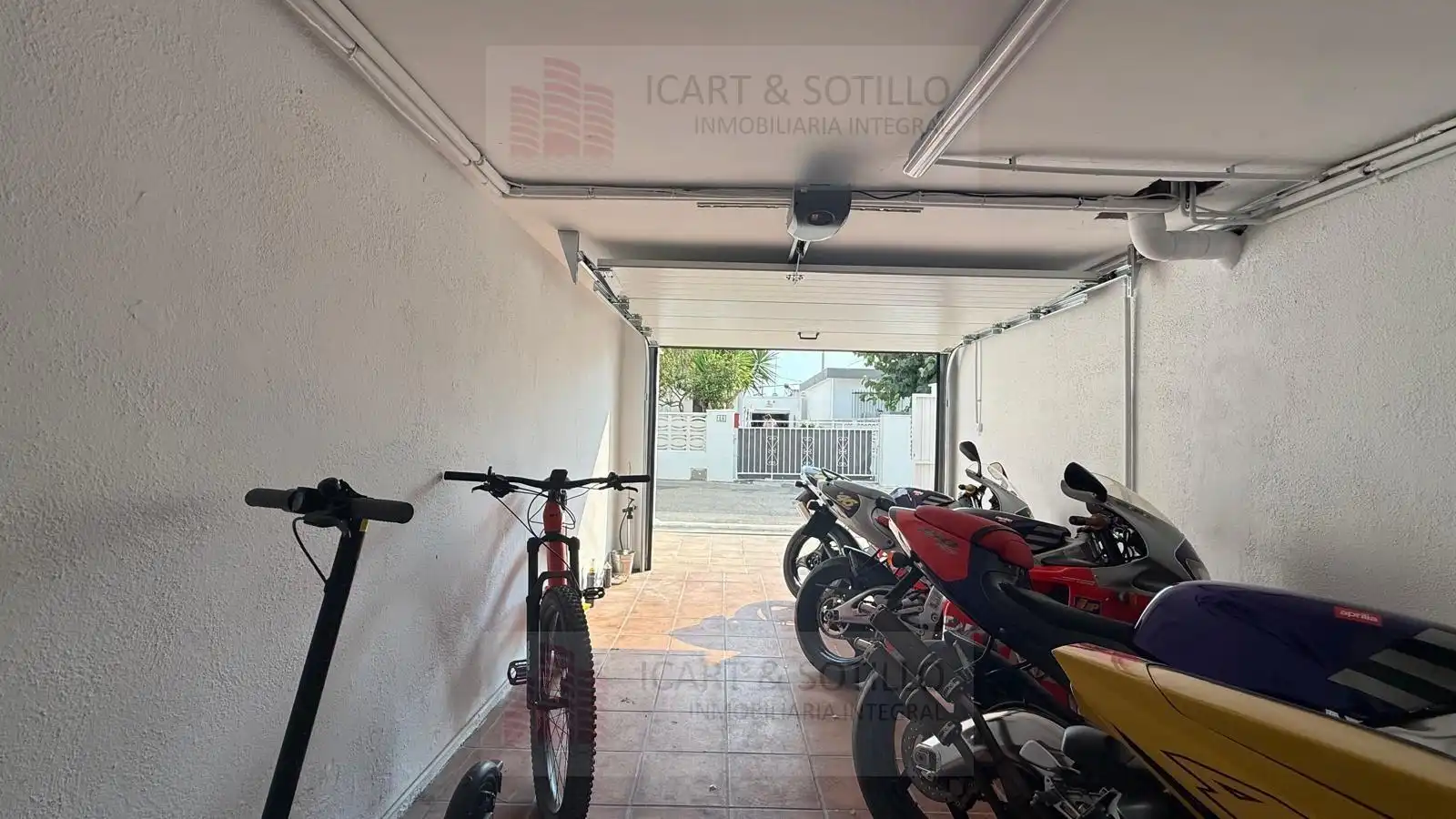 Parking of Houses for sale in Vinaròs  with Air Conditioner, Heating and Private garden
