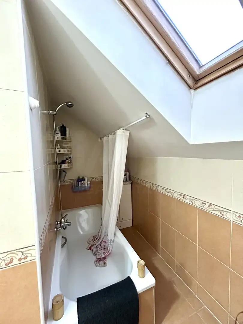 Badezimmer von Maisonette zum Verkauf in Valverde de la Virgen mit Klimaanlage und Heizung