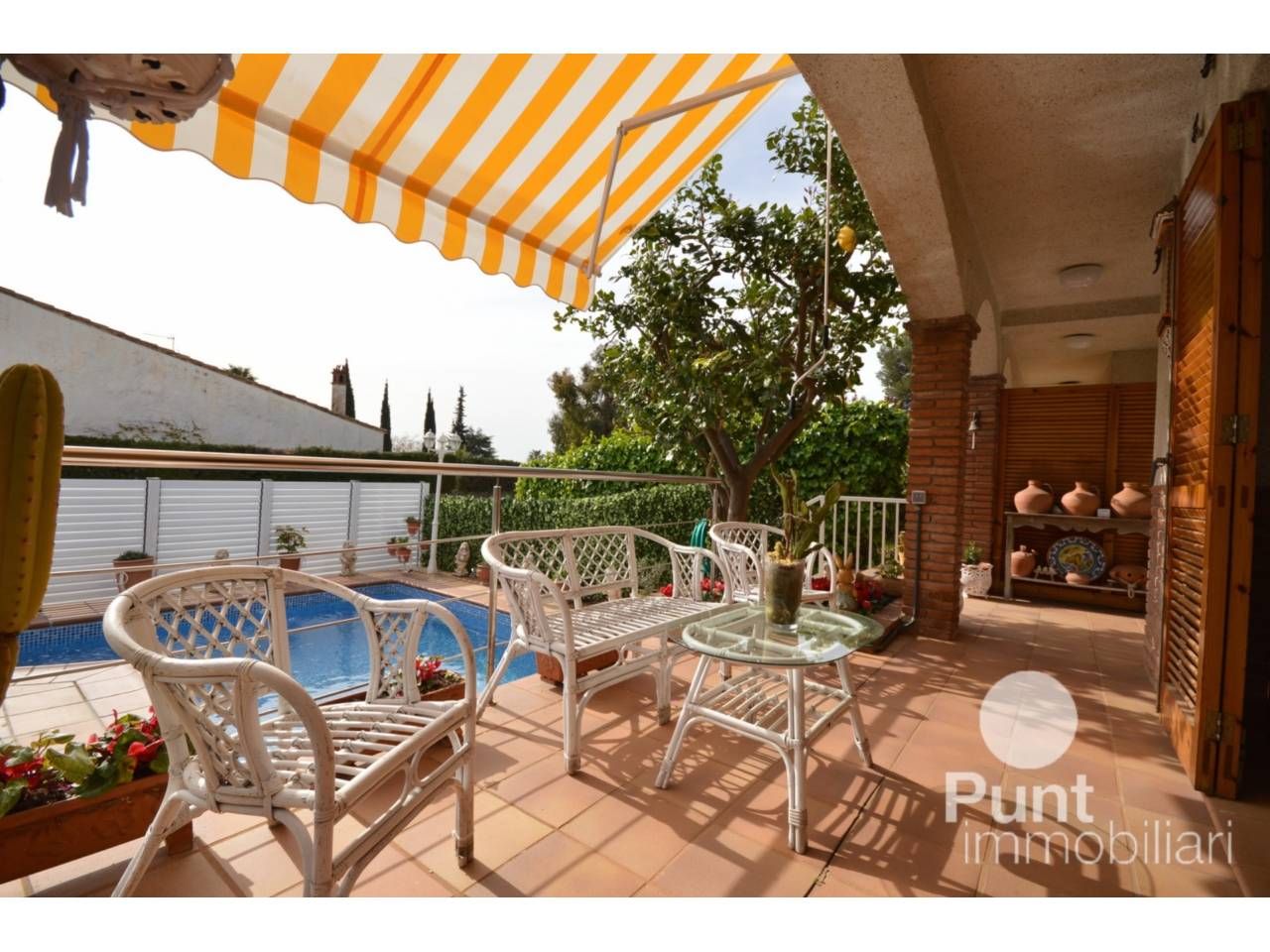 Vista exterior de Casa adosada en venda en Premià de Dalt amb Aire condicionat, Calefacció i Jardí privat