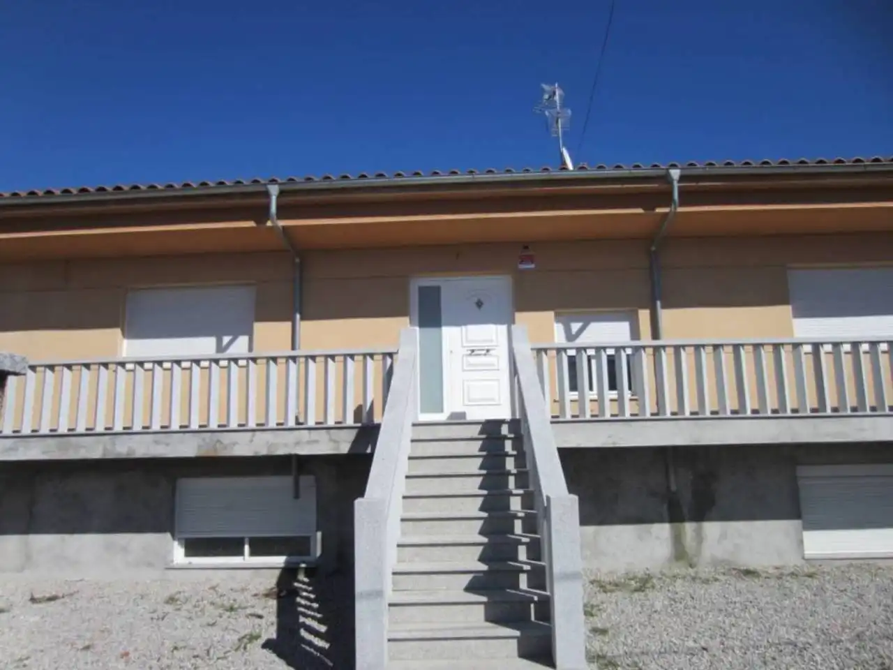 Vista exterior de Casa o xalet en venda en Fuentes de Oñoro amb Aire condicionat, Calefacció i Terrassa