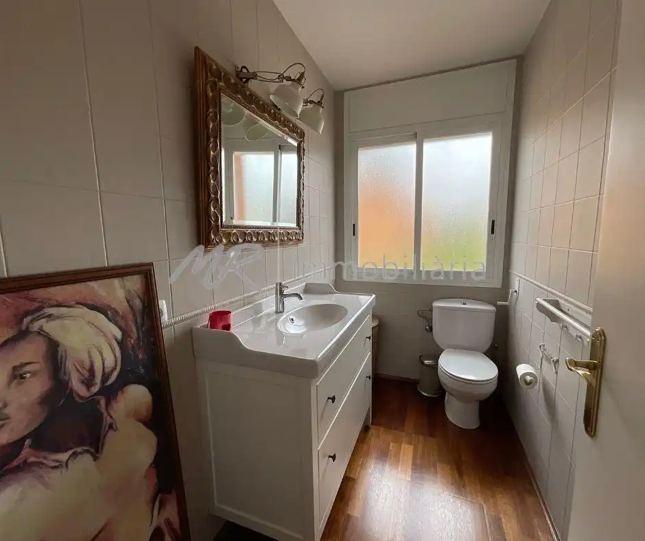 Badezimmer von Dachboden zum Verkauf in Vallromanes mit Heizung, Terrasse und Abstellraum