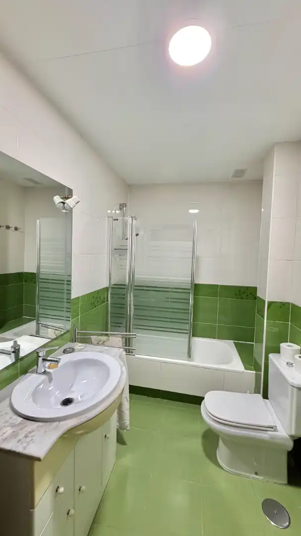 Baño de Piso en venta en Madrid con Calefacción, Parquet y Amueblado