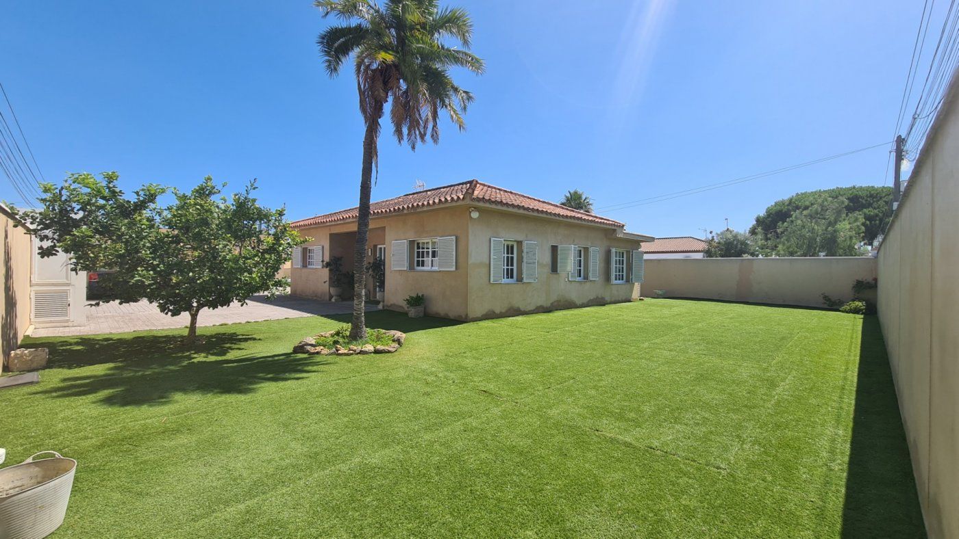 Exterior view of House or chalet for sale in Chiclana de la Frontera  with Heating, Private garden and Terrace