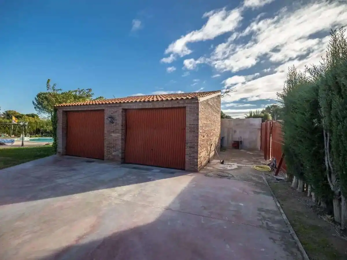 Vista exterior de Casa o xalet en venda en Zaragoza amb Aire condicionat, Calefacció i Jardí privat