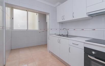 Kitchen of Flat for sale in  Granada Capital  with Terrace and Balcony