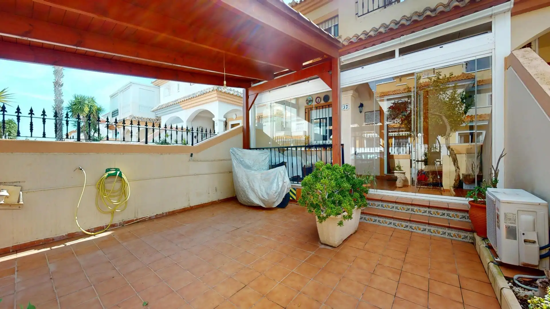 Terrasse von Einfamilien-Reihenhaus zum Verkauf in Pilar de la Horadada mit Terrasse und Balkon