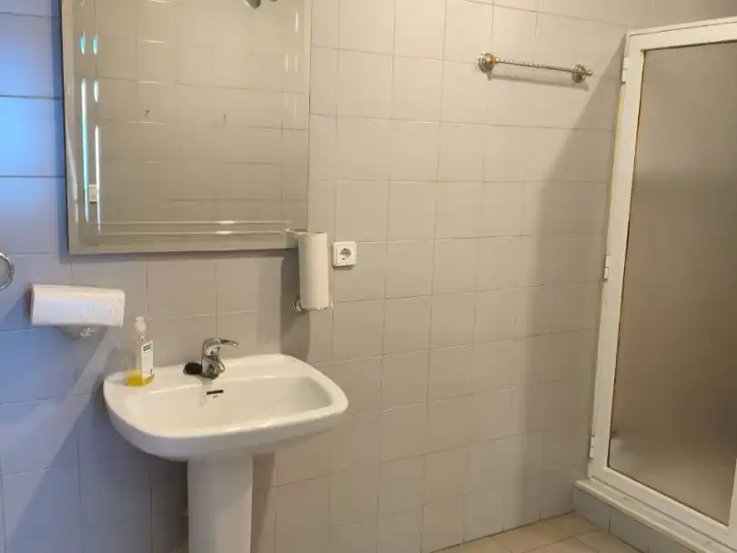 Baño de Oficina de alquiler en Peligros con Internet y Alarma