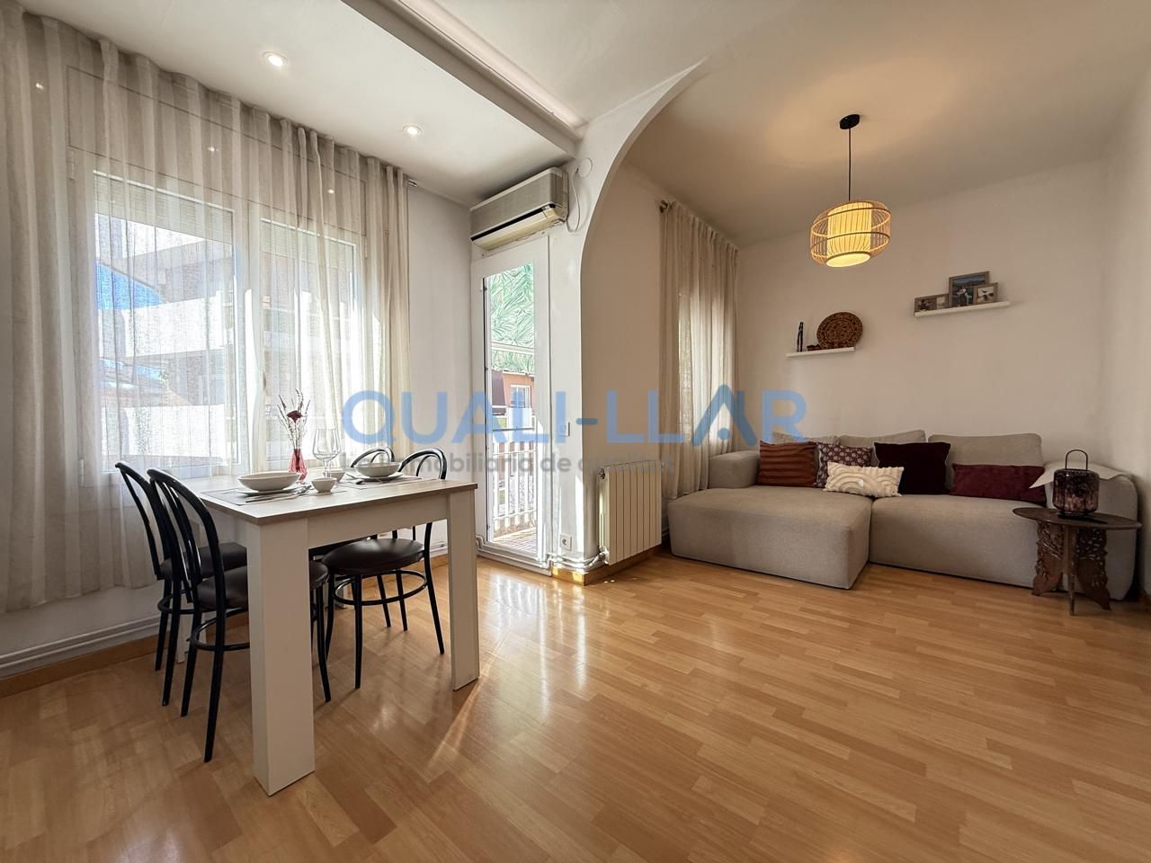 Sala d'estar de Pis en venda en Sant Feliu de Llobregat amb Aire condicionat, Calefacció i Parquet