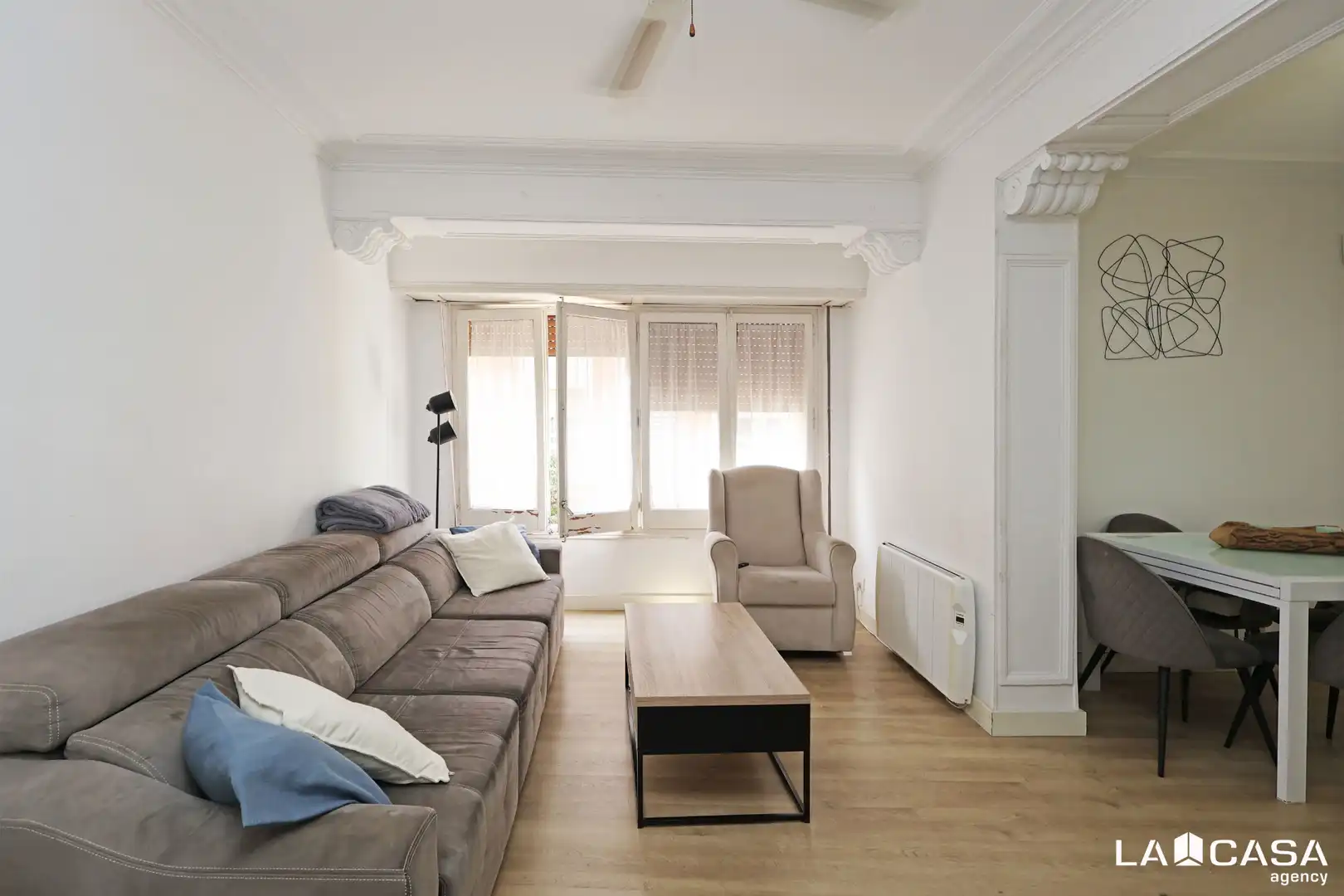 Sala de estar de Edificio en venta en L'Hospitalet de Llobregat