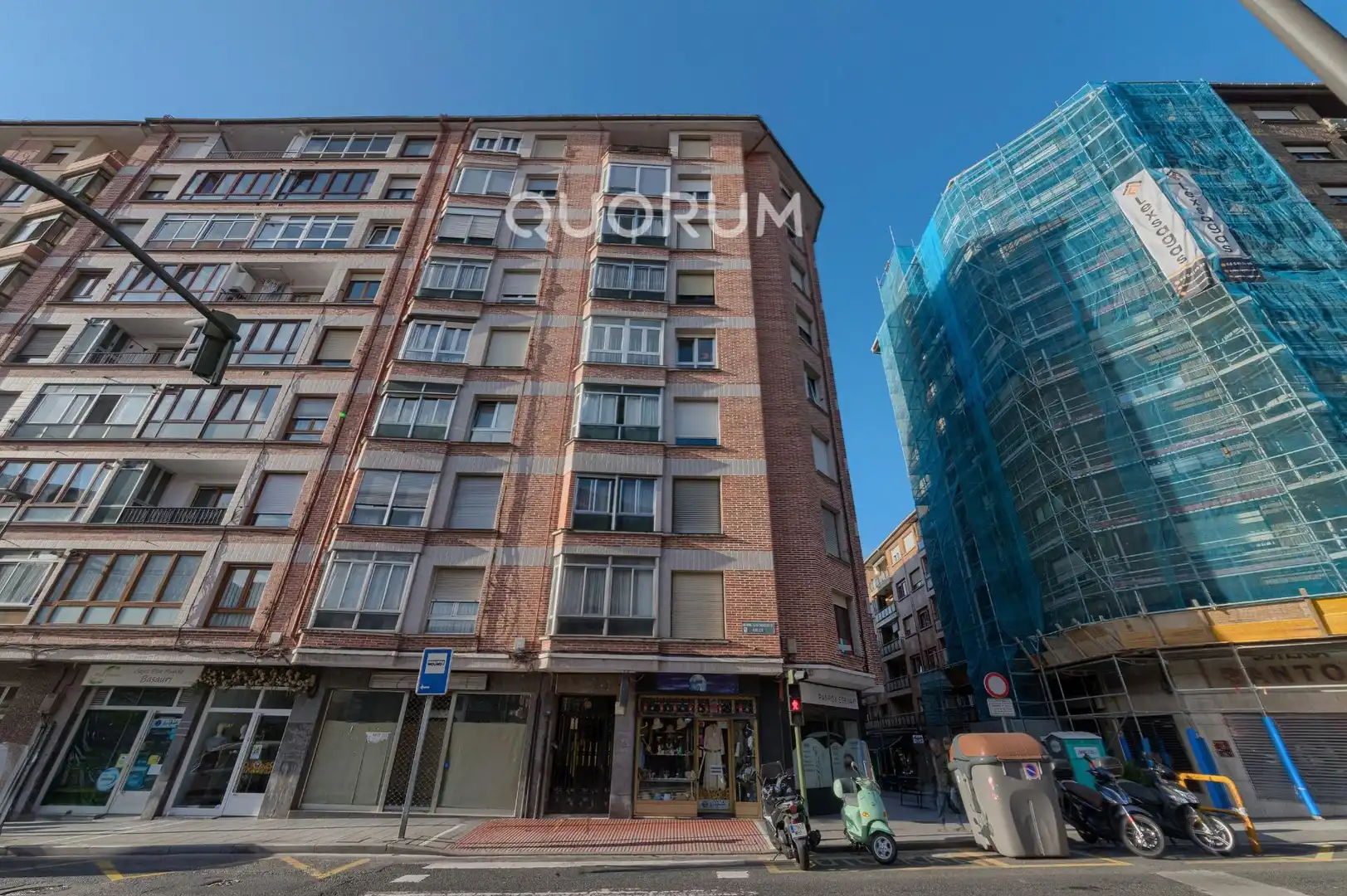 Außenansicht von Wohnung zum Verkauf in Basauri  mit Heizung und Balkon