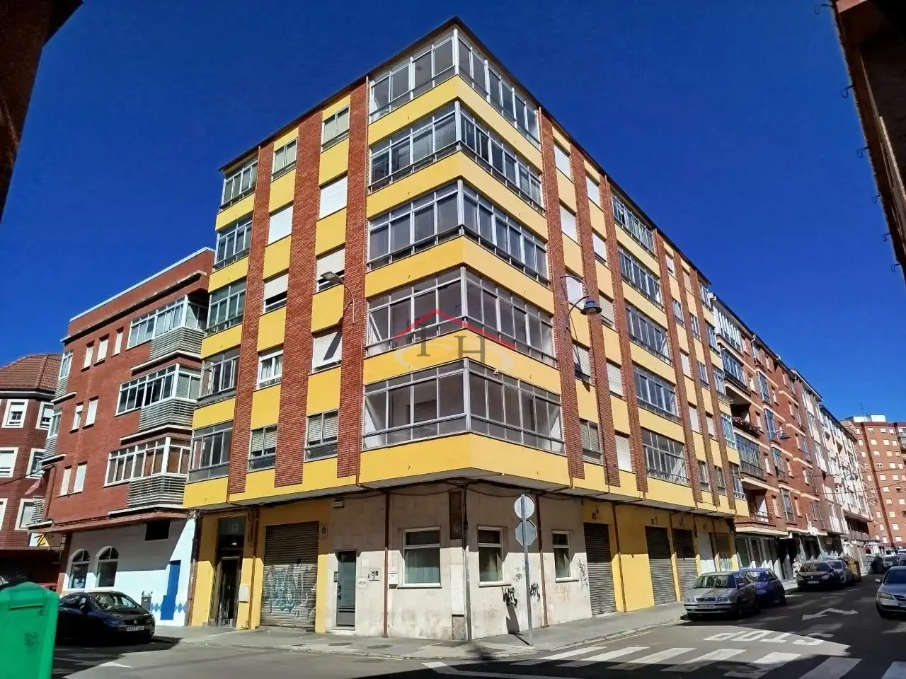 Vista exterior de Piso en venta en León Capital  con Calefacción, Terraza y Trastero