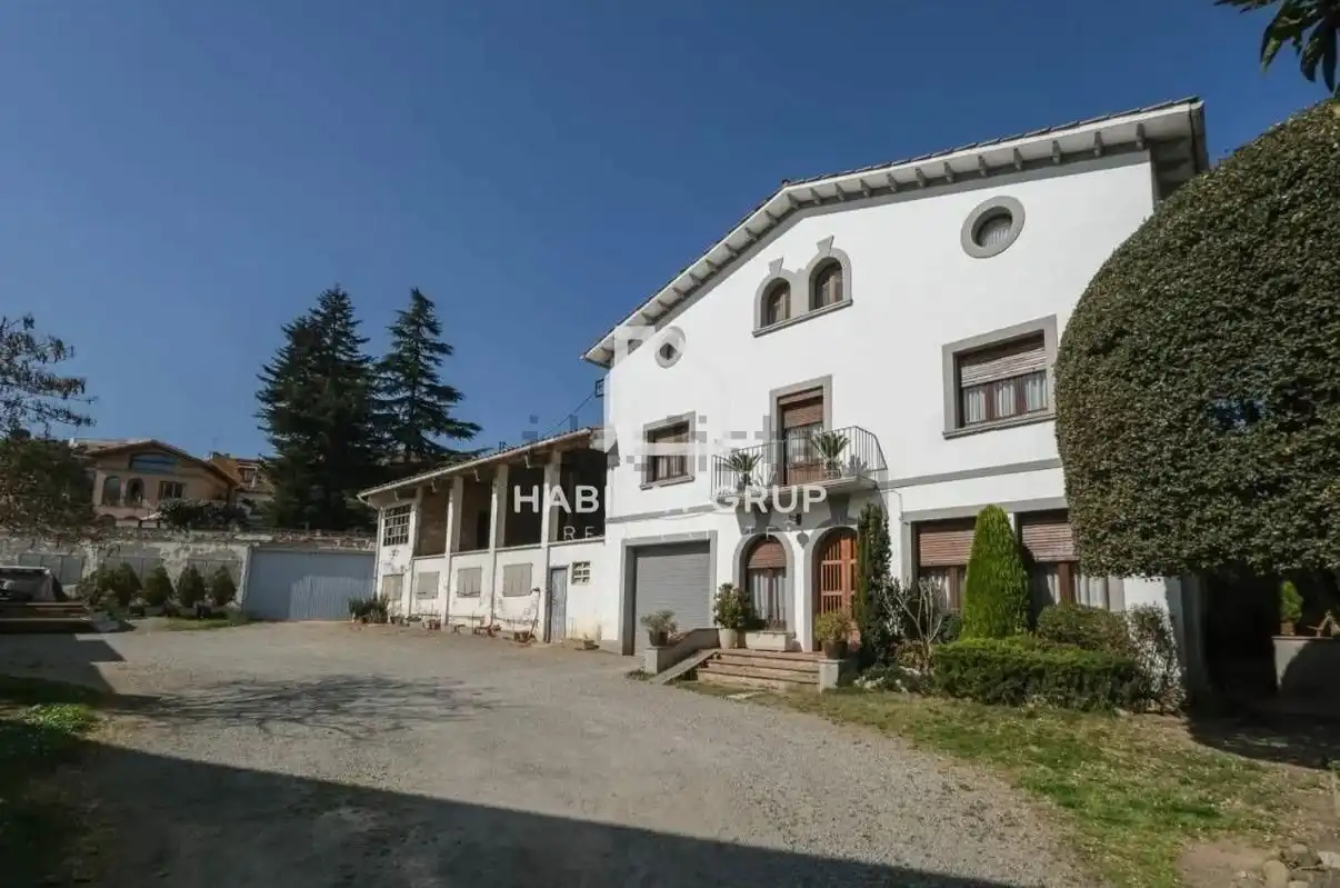 Vista exterior de Casa o xalet en venda en Torelló amb Jardí privat i Terrassa