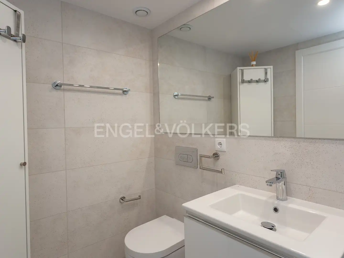 Bathroom of Flat for rent in Esplugues de Llobregat  with Air Conditioner, Heating and Parquet flooring